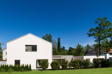 1_Einfamilienhaus_Muenchen_Satteldach_Putzfassade_Innenhof_Garten