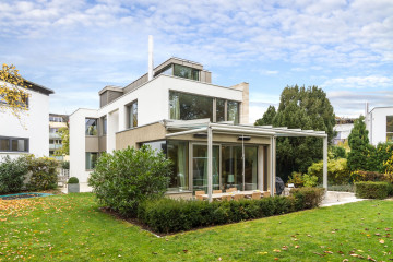 1_Neubau_Einfamilienhaus_Muenchen_Fassade_Gartenansicht_Terrasse